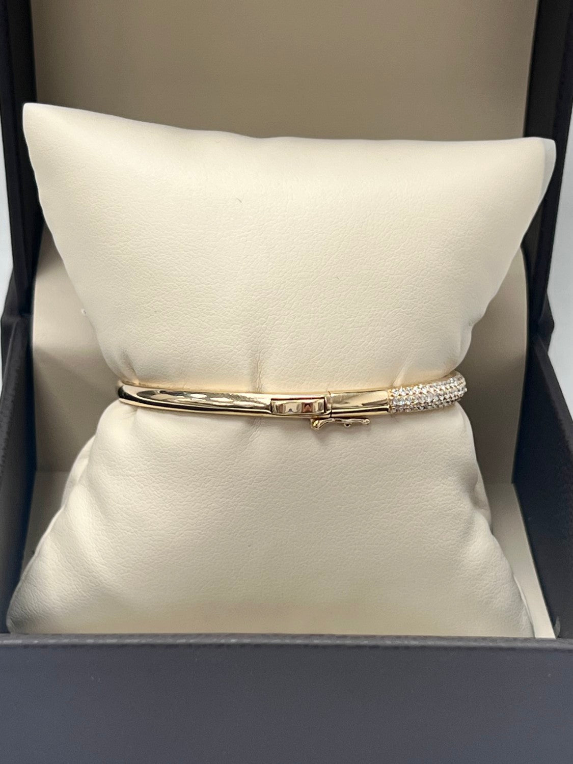 18KY Diamond Bangle