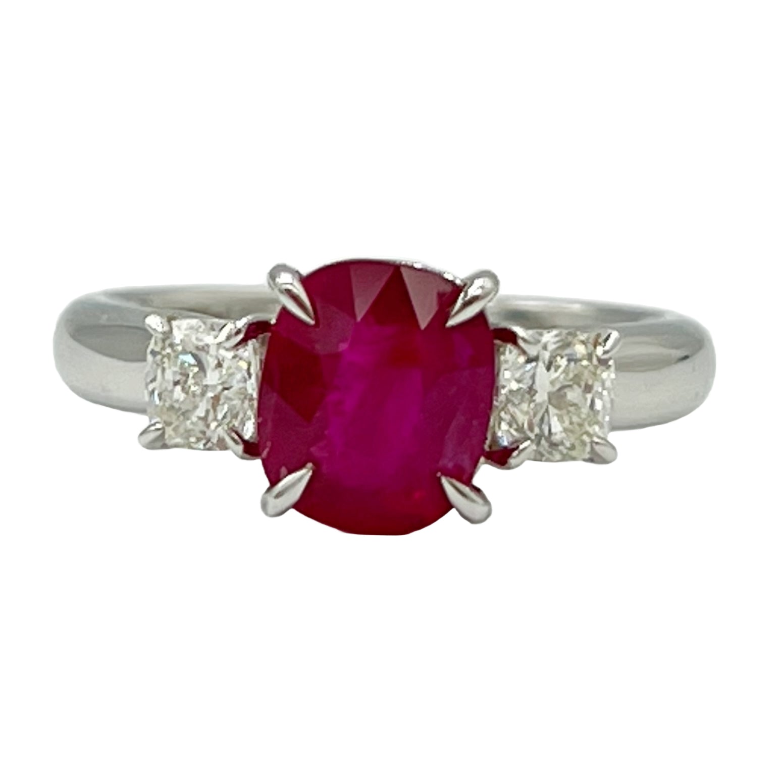 Ring 18KW/3.9G 1RUBY-1.92CT 2CUSH-0.62CT