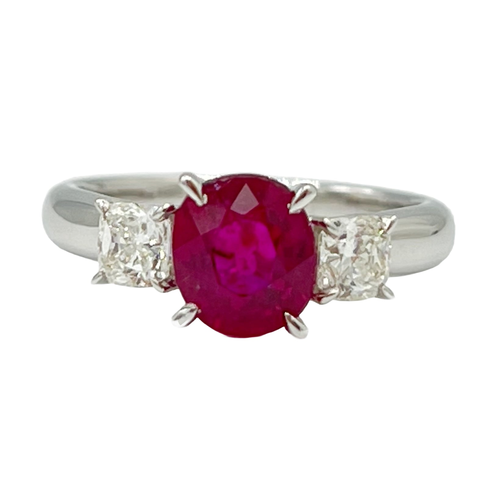 Ring 18KW/3.9G RUBY-1.92CT 2CUSH-0.64CT