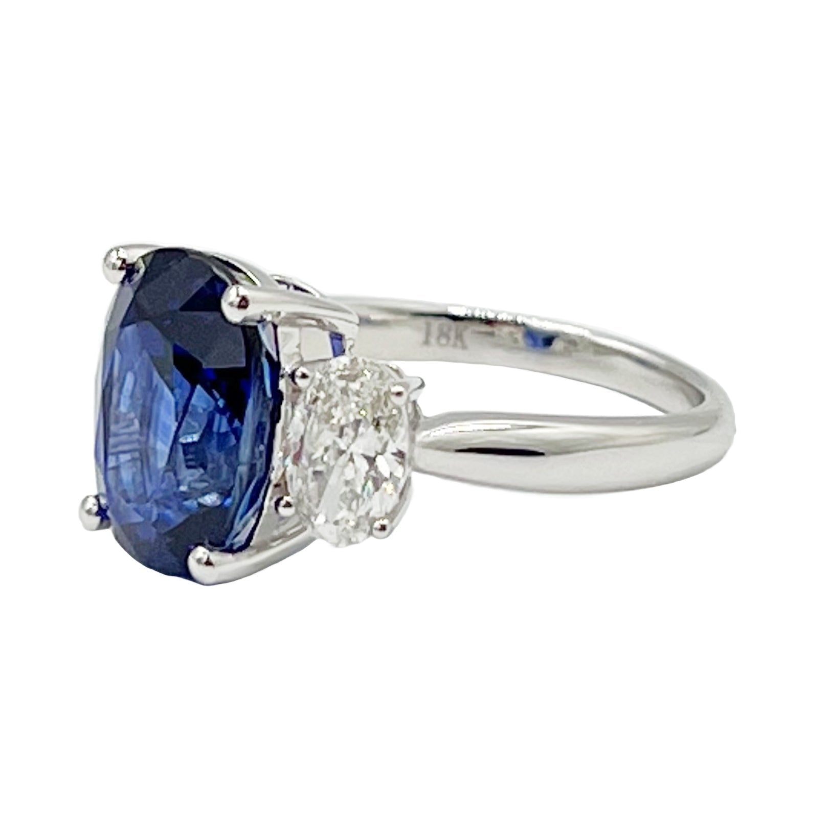 Ring 18KW/3.4G 1SAPP-1.99CT 2OV-0.60CT